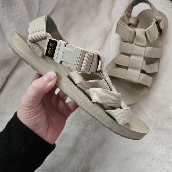 Sold via Insta - Picture 1 of 8